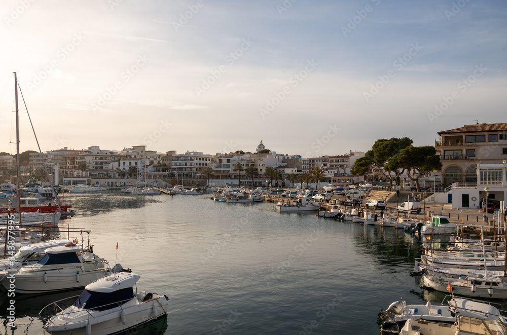 Blick über einen Fischereihafen an Spaniens Küste mit einem Jachthafen