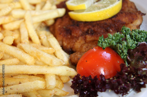 Schnitzel mit Pommes