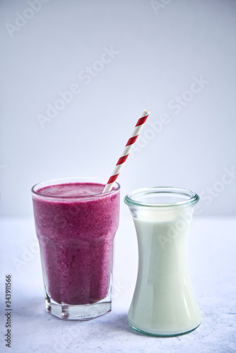 Obraz na płótnie Blueberry smoothie with milk w salonie