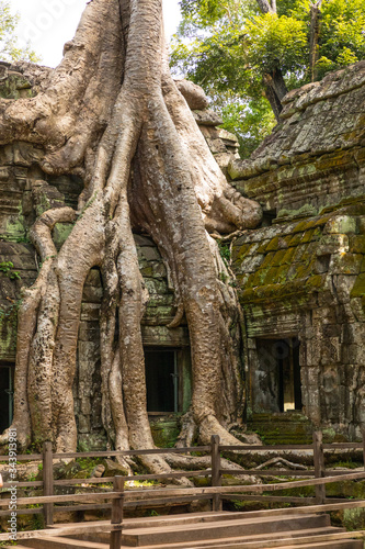 Exploring Angkor Thom © Josh Meister 