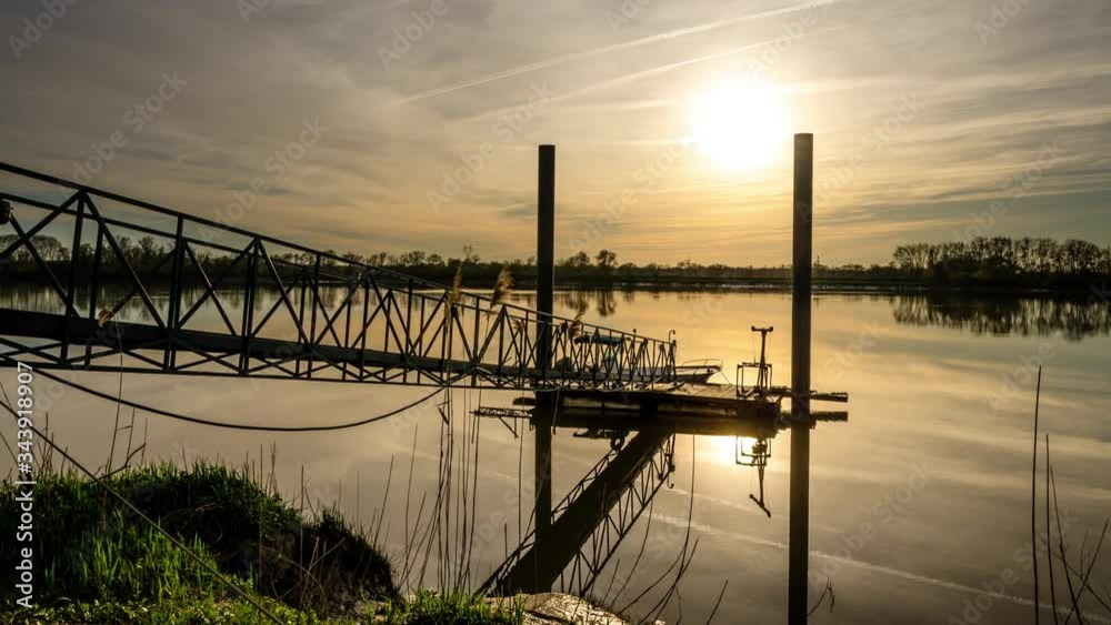 Timelapse coucher soleil reflet ponton bateau garonne