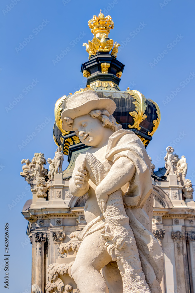 Statue im Zwinger Dresden und im Hintergrund das Kronentor