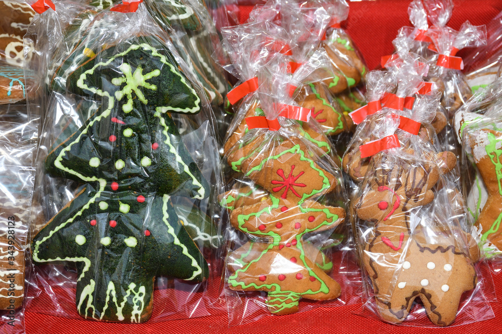 Fototapeta premium Gingerbread men and gingerbread