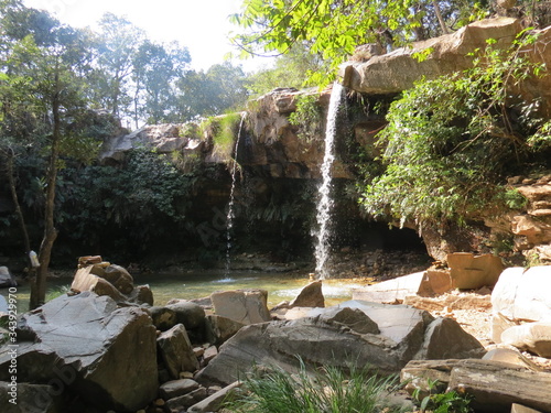 cachoeira delicada com verde 