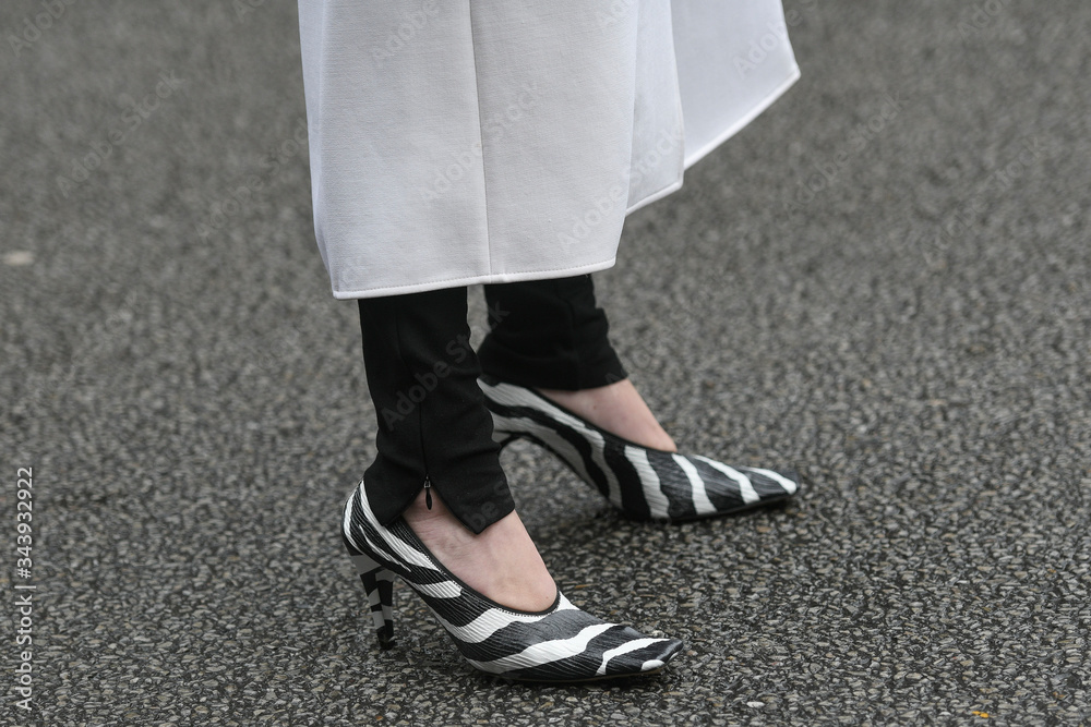 Street style accessories – Black and white patterned pointed shoes detail - StreetStyleFW2020