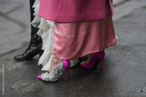 Street style accessories – Pink satin high heels with sequins embroidery details - StreetStyleFW2020