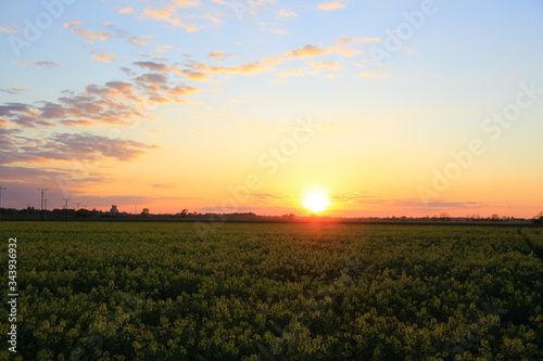  Kolorowy zachód słońca nad obszarem wiejskim, kolorowe chmury. 