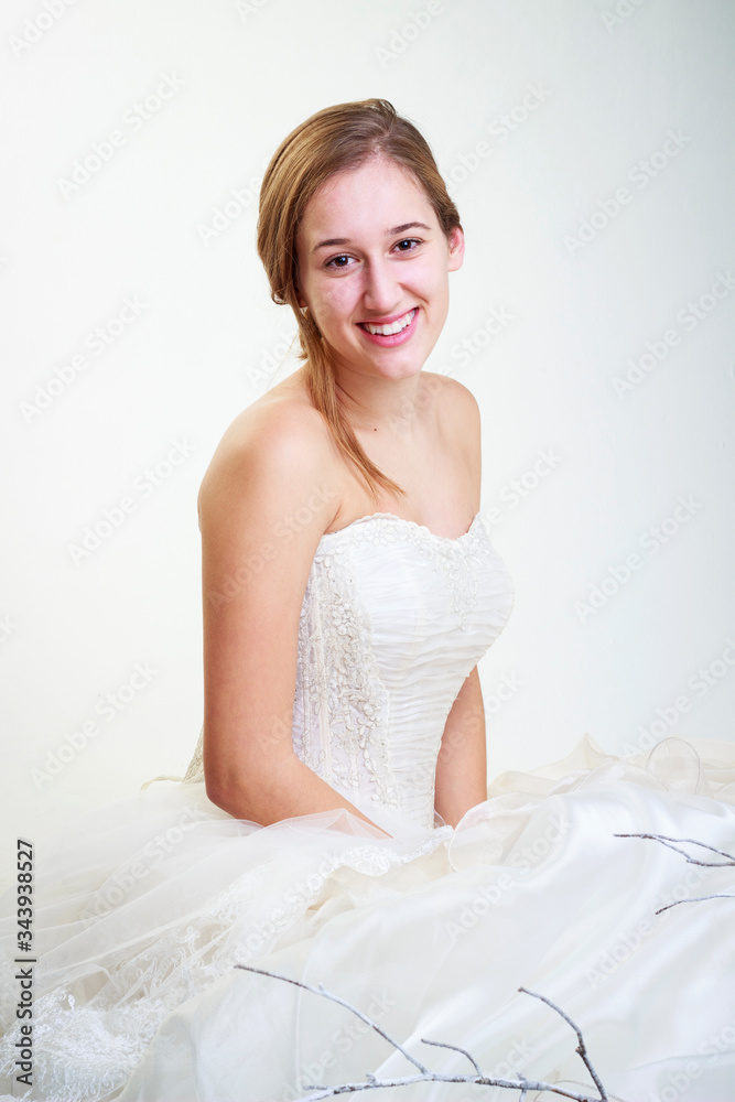 Retrato de joven novia mirando a la cámara y sonriendo Retrato de joven novia mirando a la cámara y sonriendo