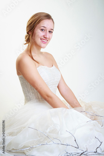 Retrato de joven novia mirando a la cámara y sonriendo