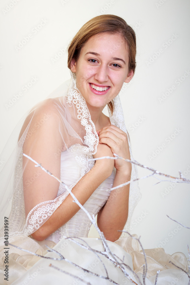 Retrato de joven novia mirando a la cámara  y sonriendo 