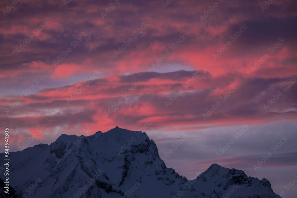 Obraz premium Abendrot, Himmel, rote Wolken, Alpen, berge