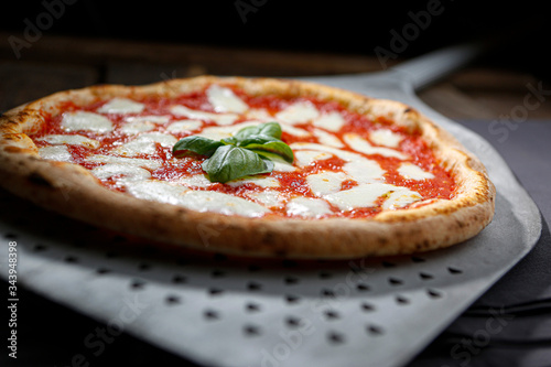 Stampa su tela pizza  margherita isolata sopra pala in metallo da pizza