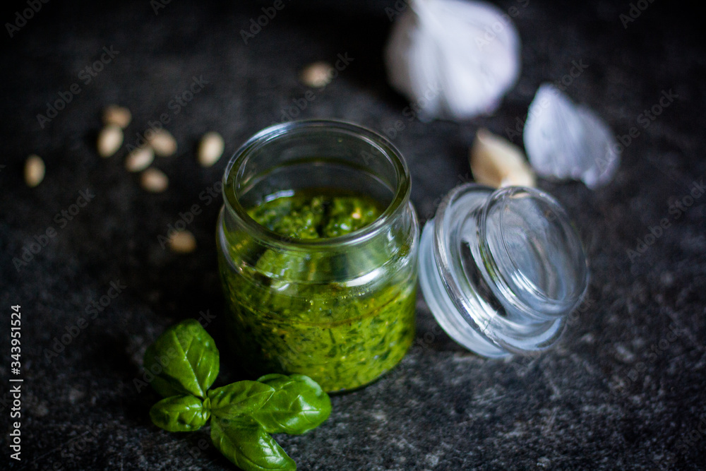 Farfalle-Nudeln mit Barlach-Pinienkern-Pesto Farfalle-Nudeln mit Barlach-Pinienkern-Pesto