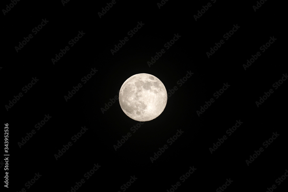 Obraz premium Full moon on dark sky.