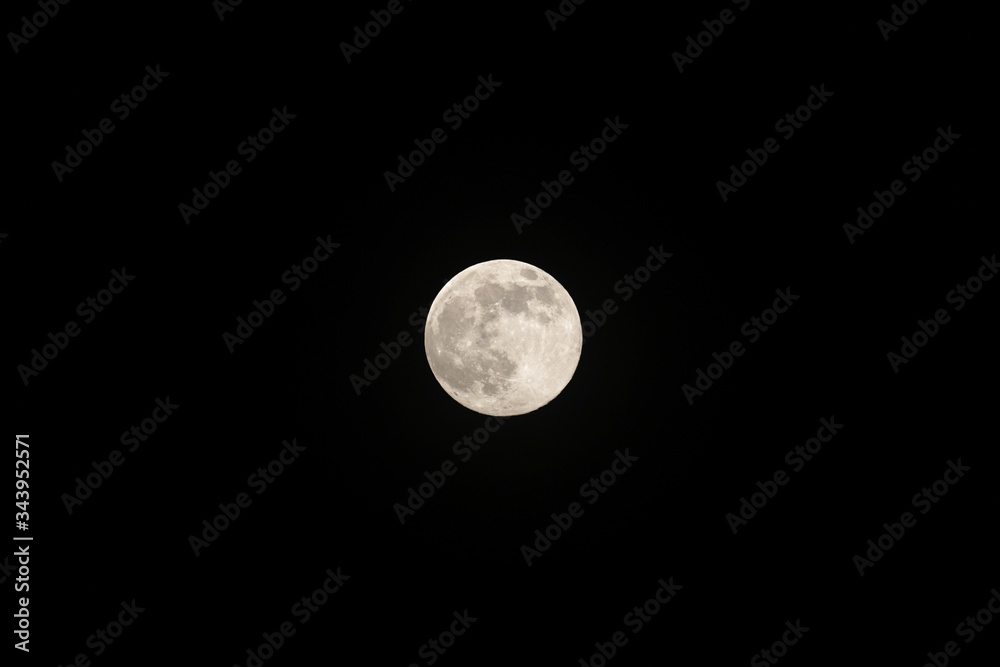 Obraz premium Full moon on dark sky.