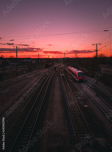 Zug. Einfahrt Sonnenuntergang