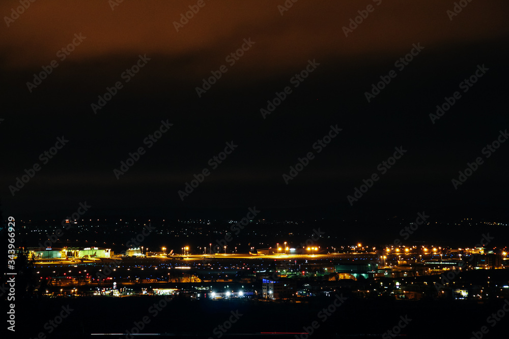 Flughafen Stuttgart bei Nacht