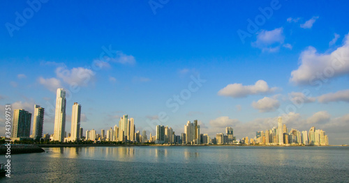 Skyline de Panama  por la tarde  desde la cinta costera