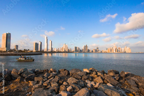 Skyline de Panama por la tarde, desde la cinta costera