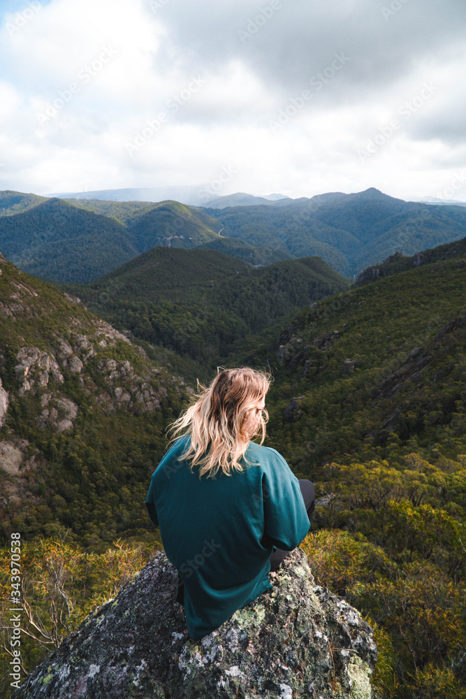 Naklejka premium woman overlooking mountains 