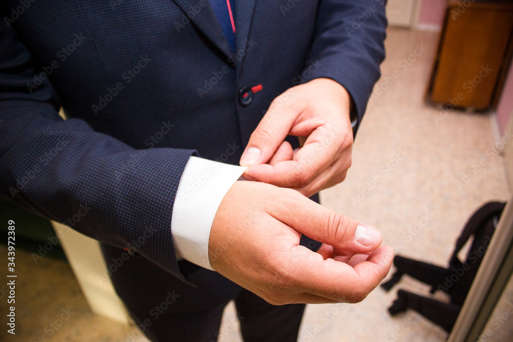 Obraz premium Straighten sleeves 