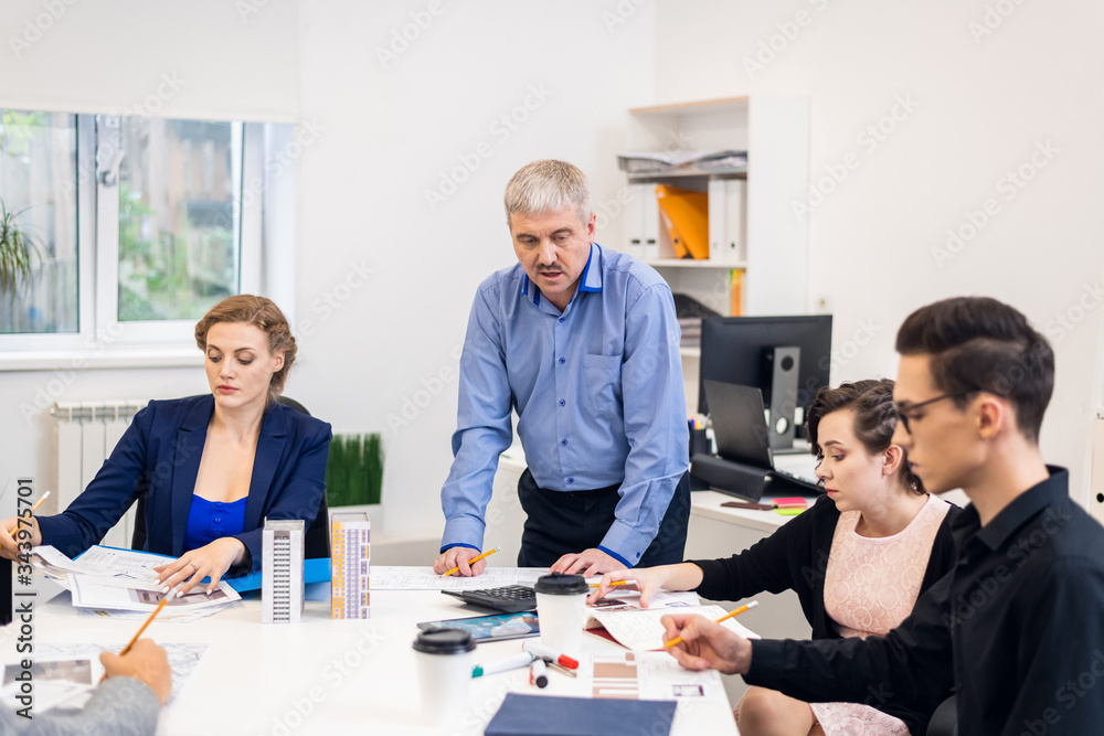 Obraz premium A group of young business professionals having a meeting with their manager