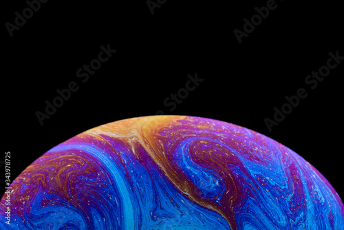 Burbuja de jabón simulando la atmosfera de un planeta con diferentes formas, colores y el fondo negro