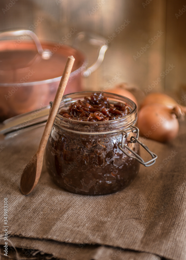 domowej roboty dżem z cebuli onion jam chutney na rustykalnym tle w słoiku domowej roboty dżem z cebuli onion jam chutney na rustykalnym tle w słoiku