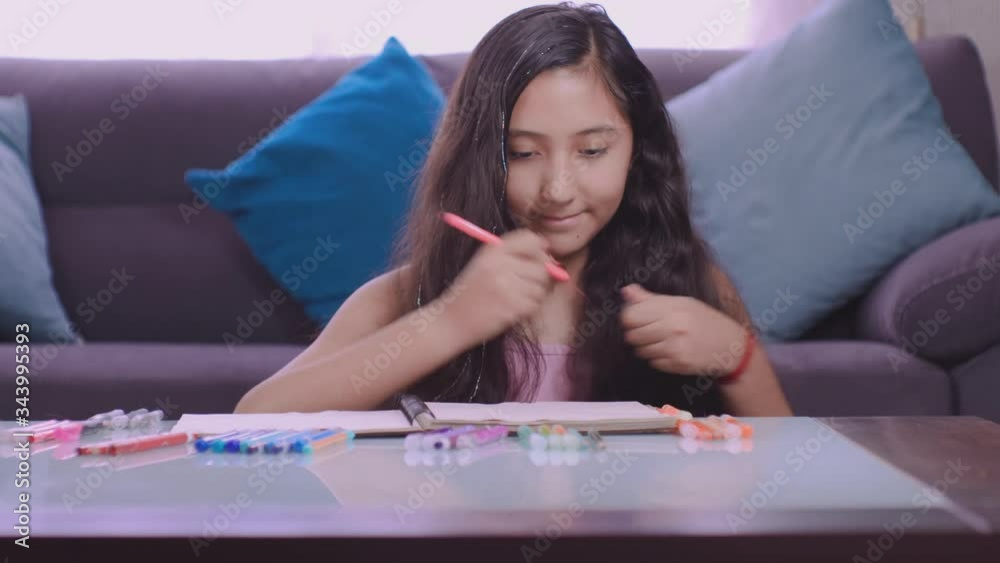 Adolescente bonita dibujando, niña bonita haciendo dibujos, niña en la mesa con lapices de colores, adolescente sonriente dibujando, niña bonita haciendo un dibujo en su casa muchos lapices de colores