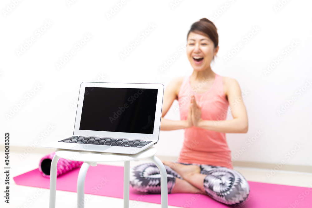 Naklejka premium オンライン ヨガレッスン
