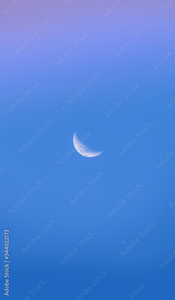 luna con cielo azul anocheciendo