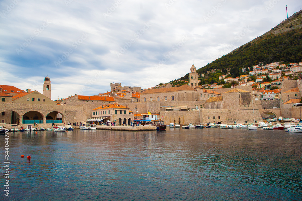 Muralla de Dubrovnik en Croacia, con montaña y mar. Construida sobre la roca del mar Mediterraneo. Histórico pueblo turístico costero. 