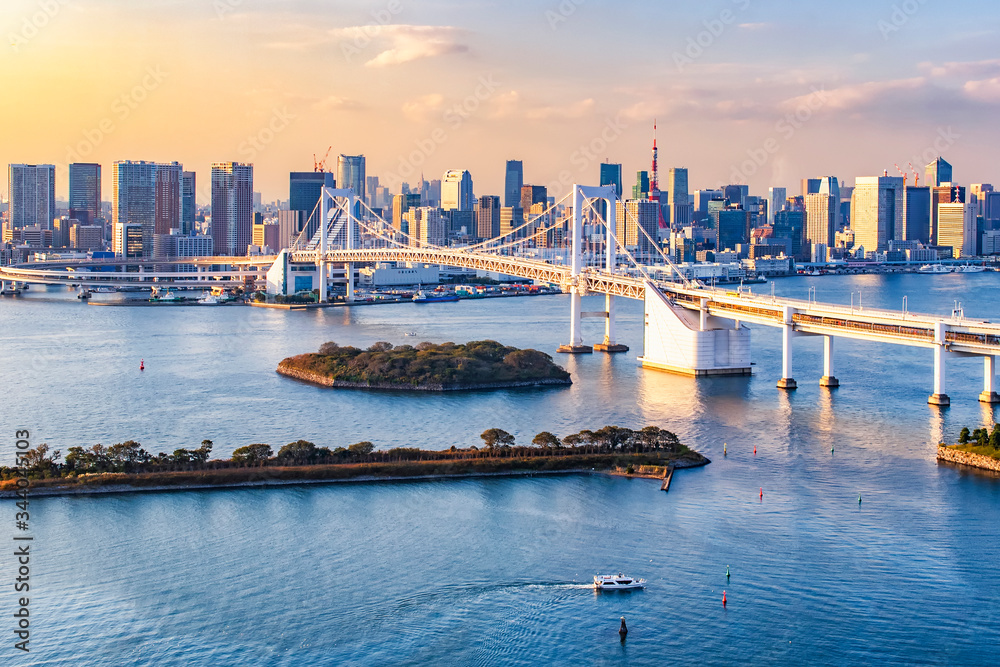 Obraz premium Rainbow Bridge and Tokyo Cityscape, Odaiba, Tokyo, Japan