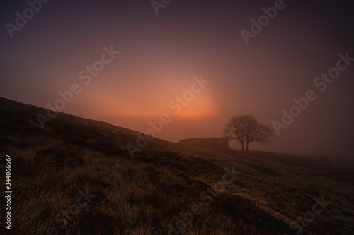 Obraz na plátně A misty sunrise produces a purple haze as mist rises above top withens, a dereli