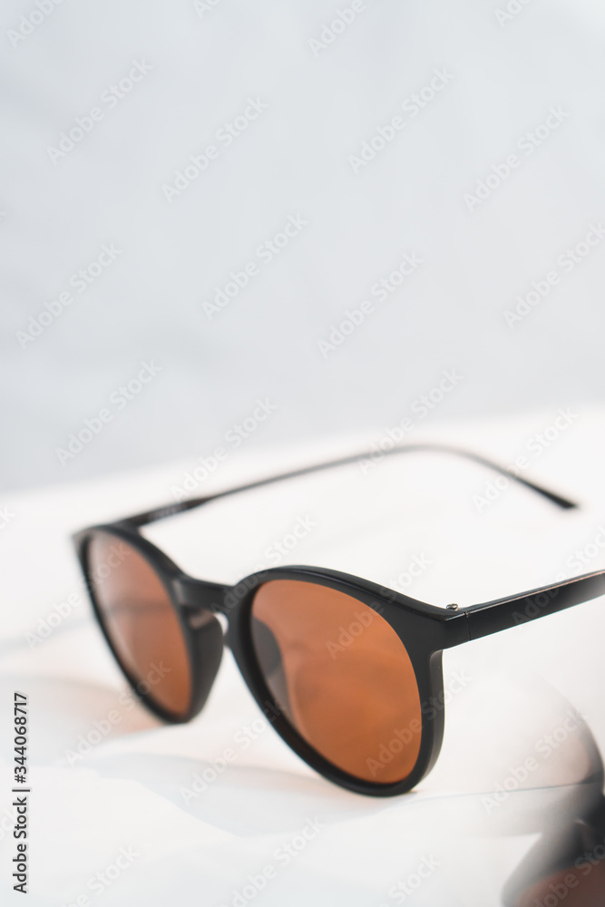 rounded lense sunglass frames with reflection