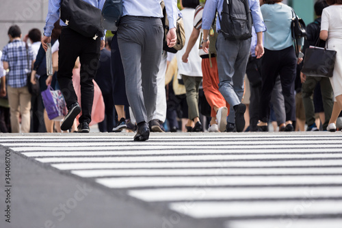 横断歩道を渡るビジネスマンの集団
