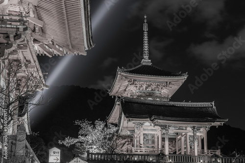 【モノクローム】夜の清水寺の仁王門と西門と三重塔