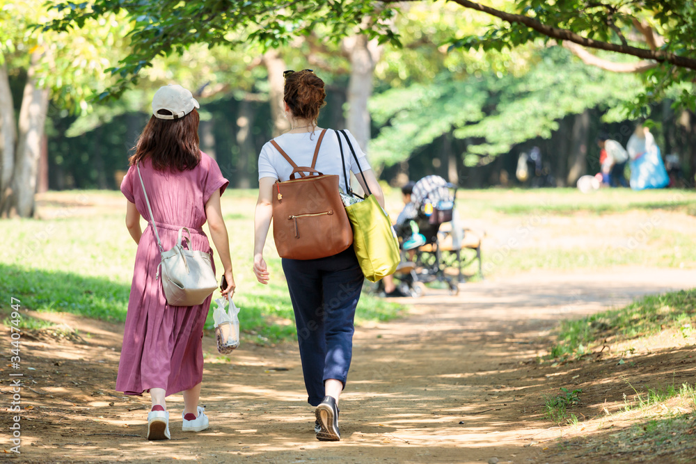 公園を散歩する女の子の二人組 foto de Stock | Adobe Stock