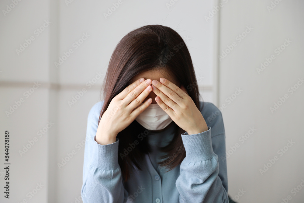 体調不良の女性 体調不良の女性
