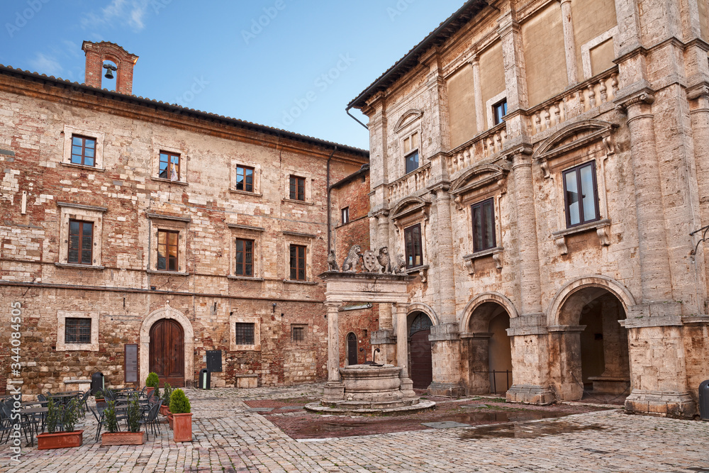 Montepulciano, Siena, Tuscany, Italy: corner of the main square Piazza Grande with the ancient Griffin and Lion Well (1520)