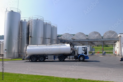 Usine laiterie Senoble, camion collecte avec tanks à lait photo