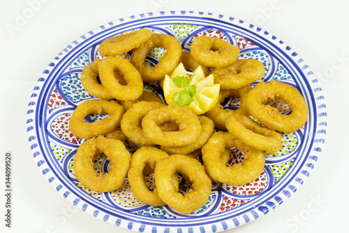 beignets de calamars à la romaine sur un fond blanc