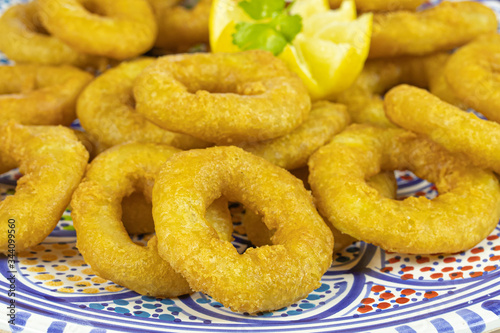 assiette de beignets de calamars à la romaine et salade