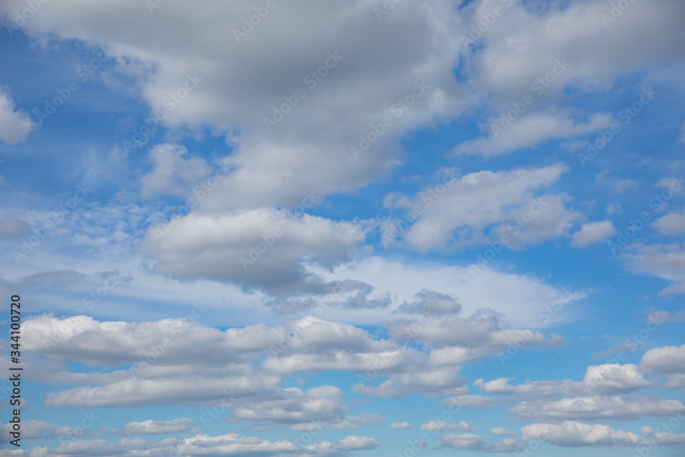 Obraz premium Blue sky with white clouds 