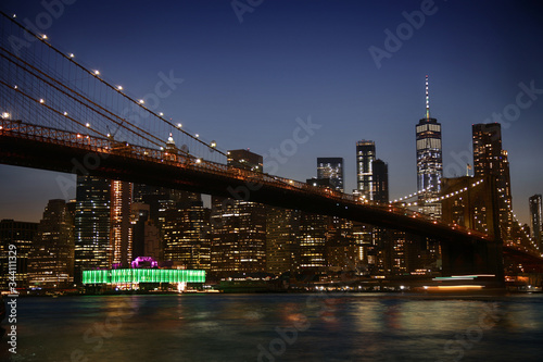 Fototapeta Naklejka Na Ścianę i Meble -  View of night scene of the Brooklyn bridge and Manhattan Skyline at Night