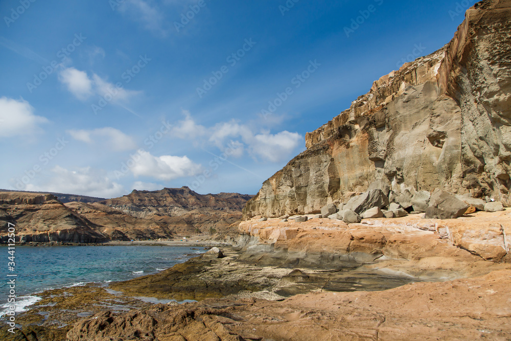 Obraz premium Girl look to forward on ocean and mountains, Gran Canaria, Spain