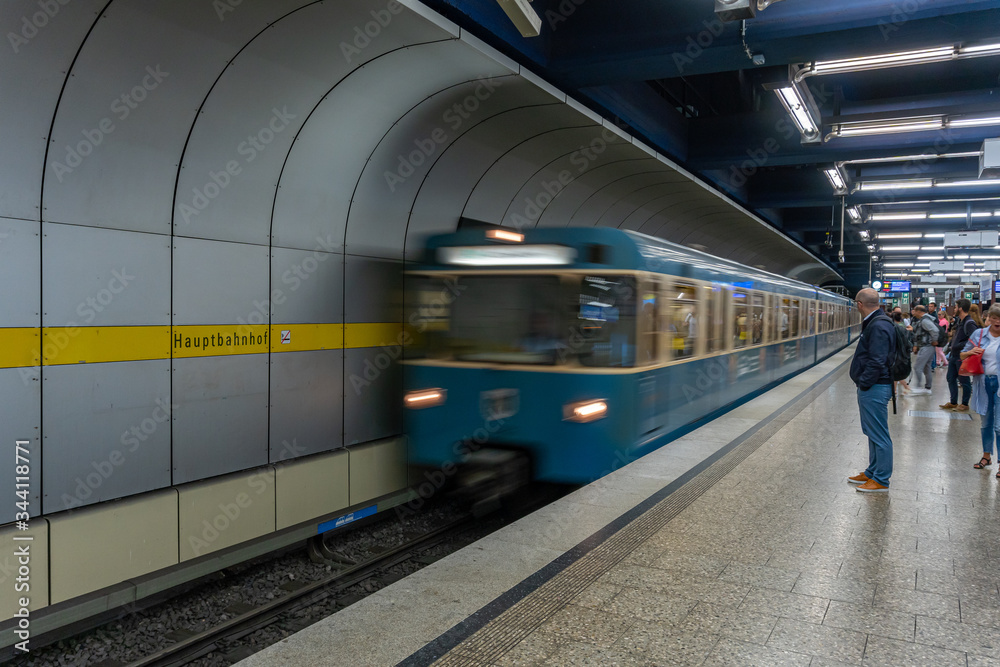 Fototapeta premium S-bahn train in München Hauptbahnhof underground station