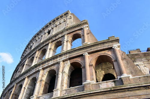 Detalle Coliseo romano durante el día