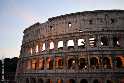 Coliseo romano durante el atardecer 