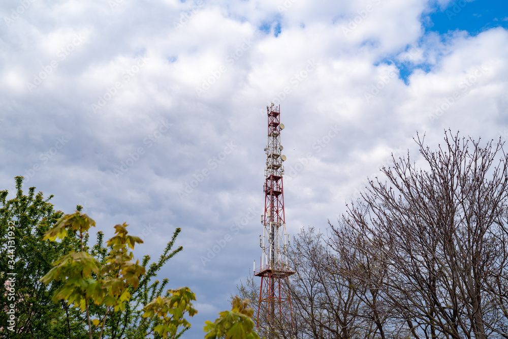 Obraz premium Telecommunication tower on cloud sky background